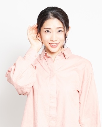 聞き取る女性