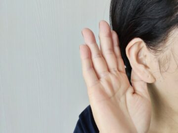 聞き返す女性