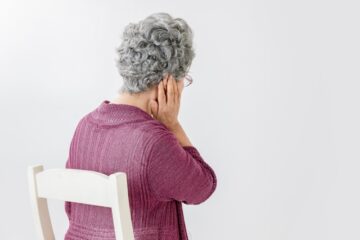 高齢女性後ろ姿