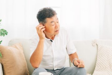 耳を触る男性