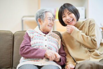 談笑する女性