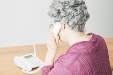 電話する女性